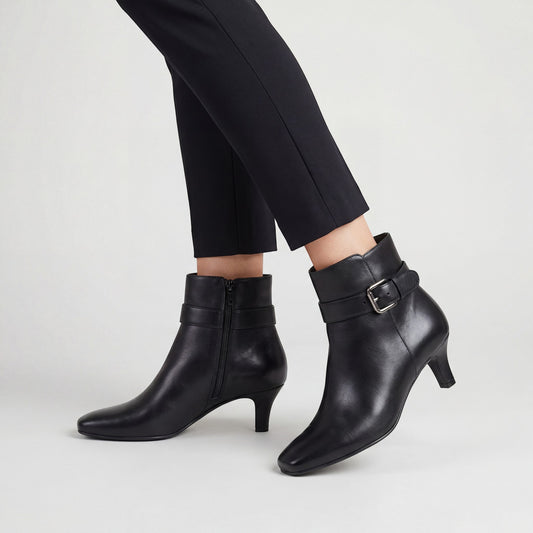 Leren Enkellaarsjes Dames – Kitten Hak met Vierkante Neus en Gespeband Detail