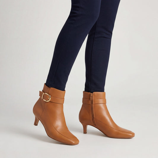 Leren Enkellaarsjes Dames – Kitten Hak met Vierkante Neus en Gespeband Detail